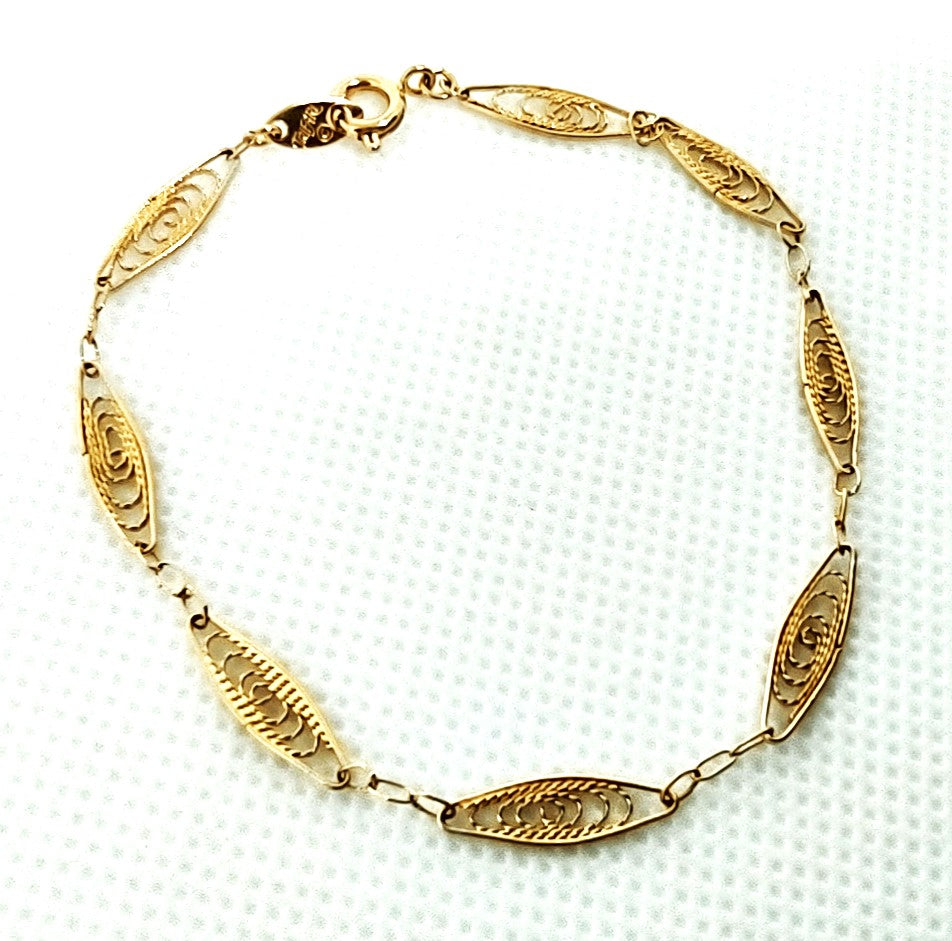 Vintage Trifari Bracelet Delicate Swirl Link Petite